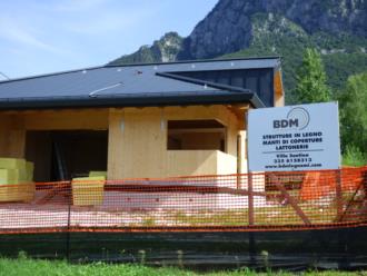 casa prefabbricata in legno Comune di Tolmezzo - veduta frontale 