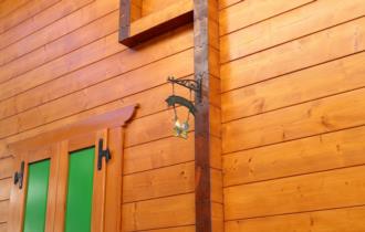 Dettaglio casa prefabbriacata in legno 