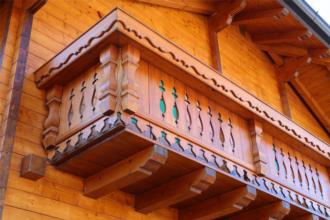 casa-prefabbricata-in-legno-La-Baita-Illegio-dettaglio-terrazza. 